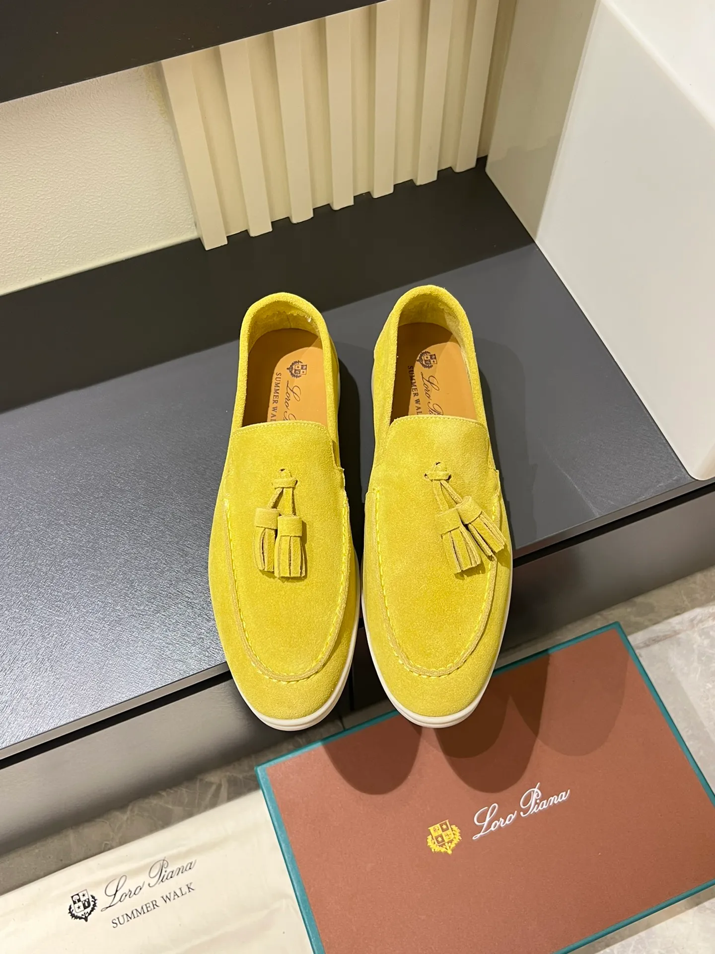 Men's shoes 💰p360 "Loro men's shoes 💰pian'*" Classic L men's shoes for couples 💰p Top version British flat loafers, a must-have item in old money style, the minimalist design is eye-catching and durable, a plus point for dressing The soft foot feel and texture are outstanding. They don’t scratch your feet and are very nice. They are matched with soft and waxy soles. They can be worn daily for a long time without getting tired. They are easy to wear, versatile and classic items, with perfect foot feel and texture! Imported cashmere fabric, the lining is made of imported A-grade water-dyed cow lining, the top version of the genuine leather midsole is sewn with pure handmade mark thread! Size: Female 35-40 (34. Customized) Male 38-44 (45.46. Customized)